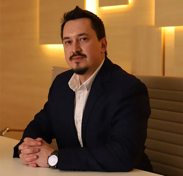 Адвокат Євген Кузьмін в офісі
